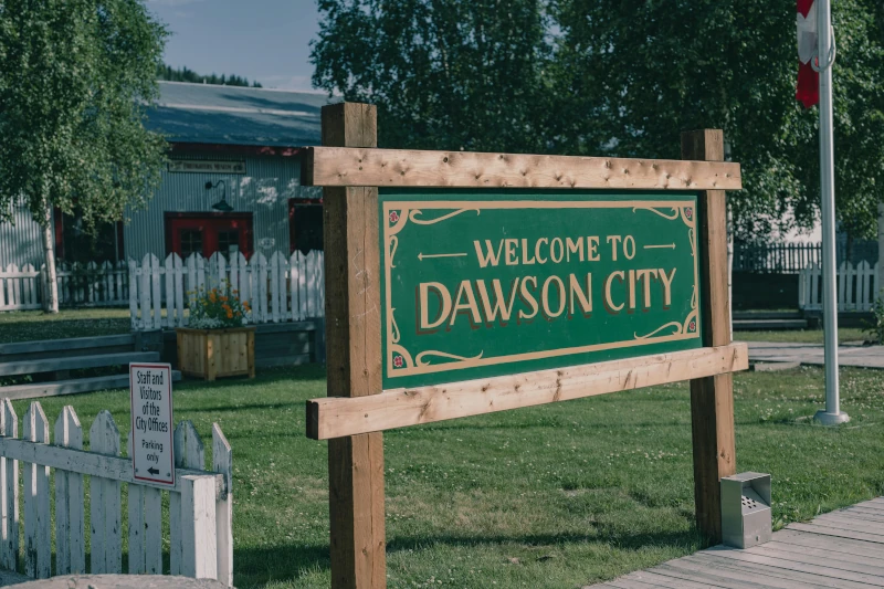Dawson City Ortsschild